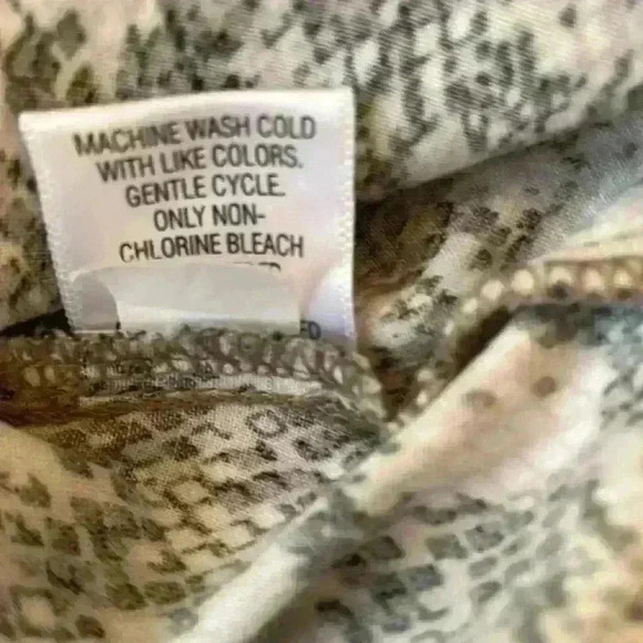Dana Buchman Python print long sleeve button up shirt size XL. - Picture 5 of 5
